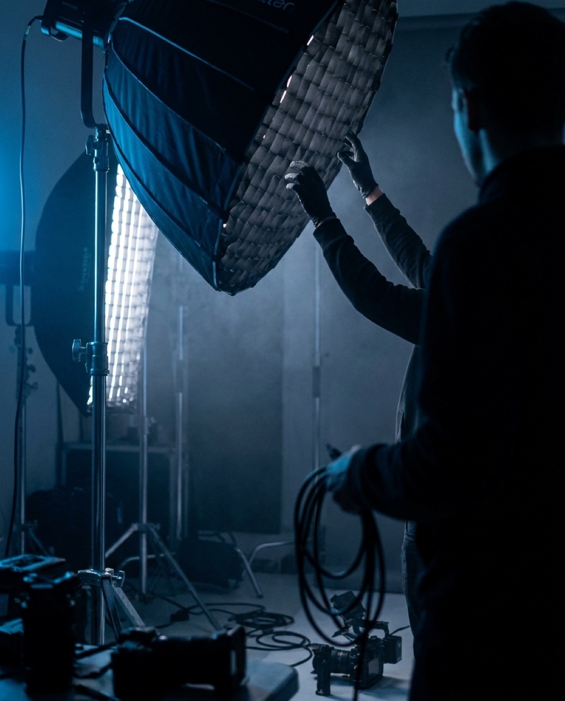 Ajuste de um softbox durante a montagem do setup de luz